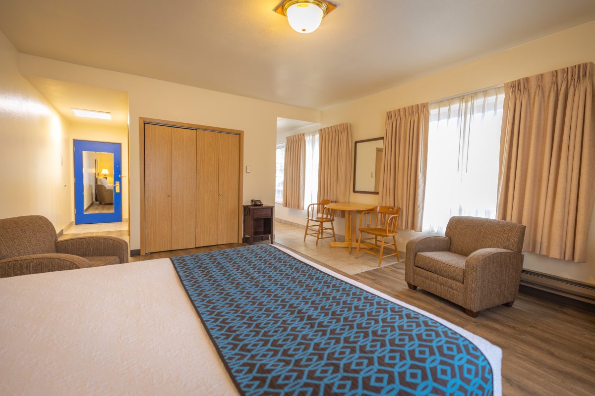 Standard Single Queen Bed Suite Helgeson Hotel & Suites